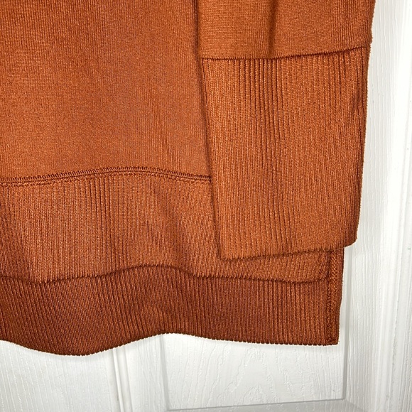 2 Sweaters size Medium - Picture 6 of 8